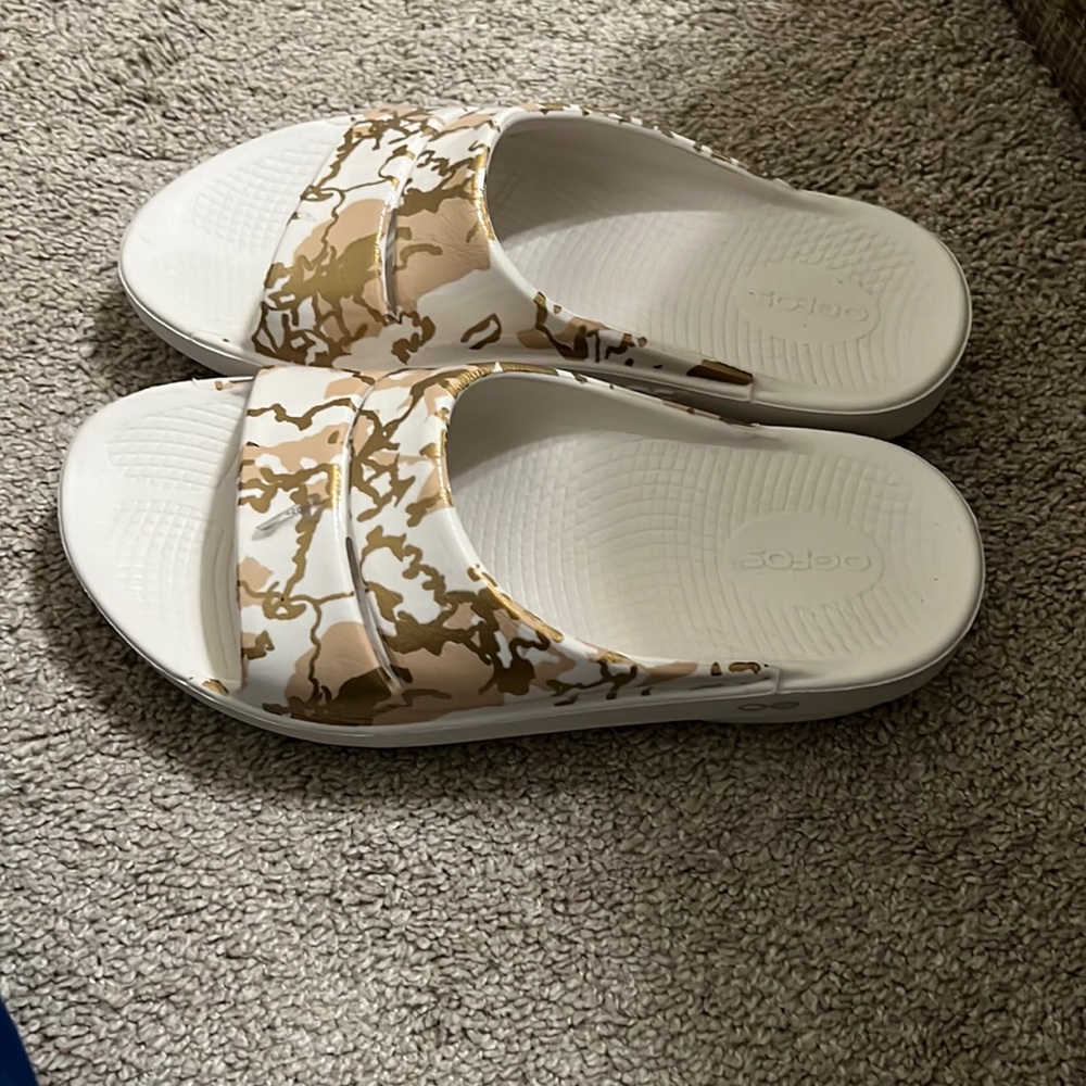 Oofos sandal men size 7 women 9